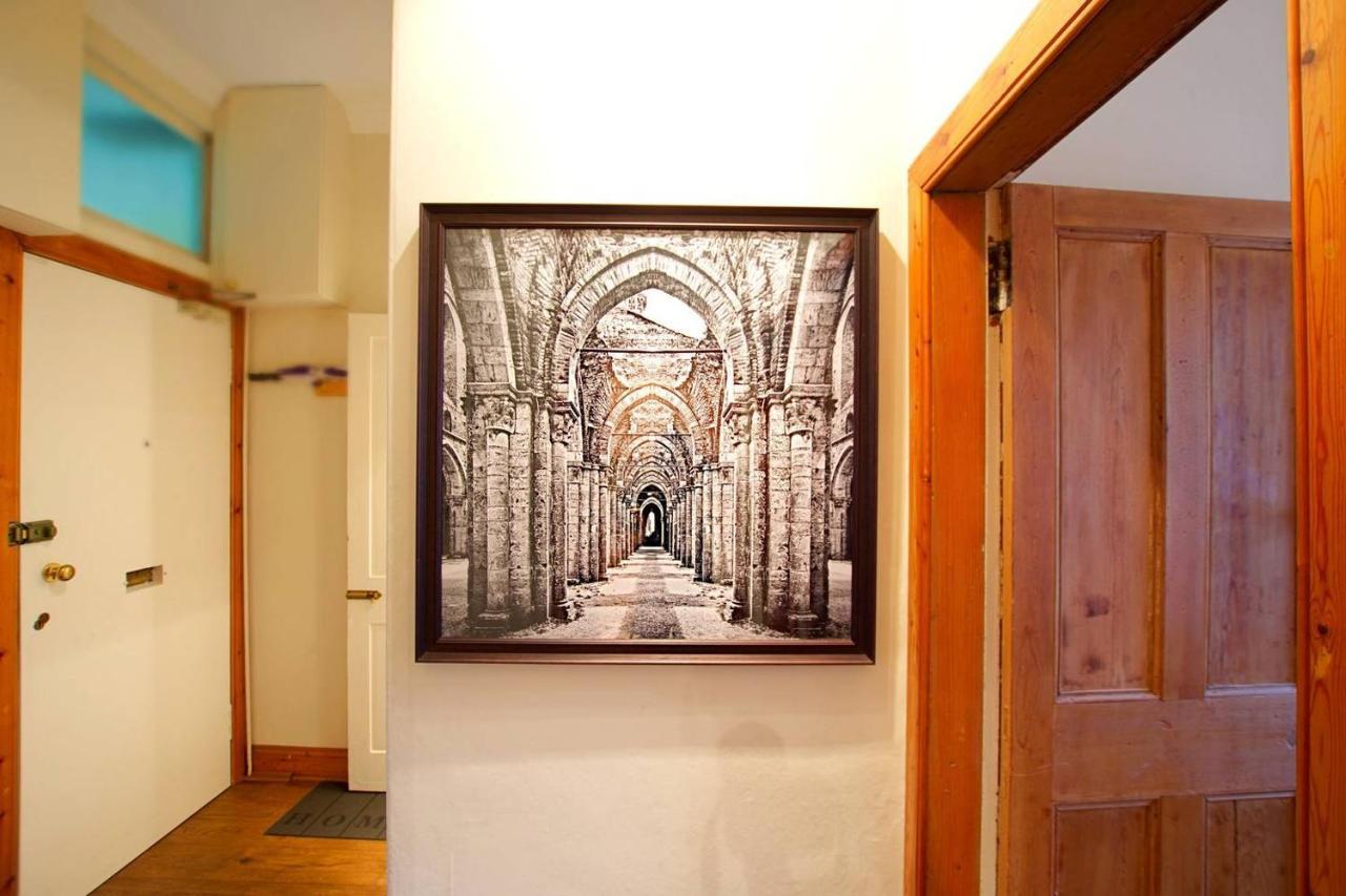 Joivy Classic Apt With Castle Views In Old Town Edinburgh Bagian luar foto
