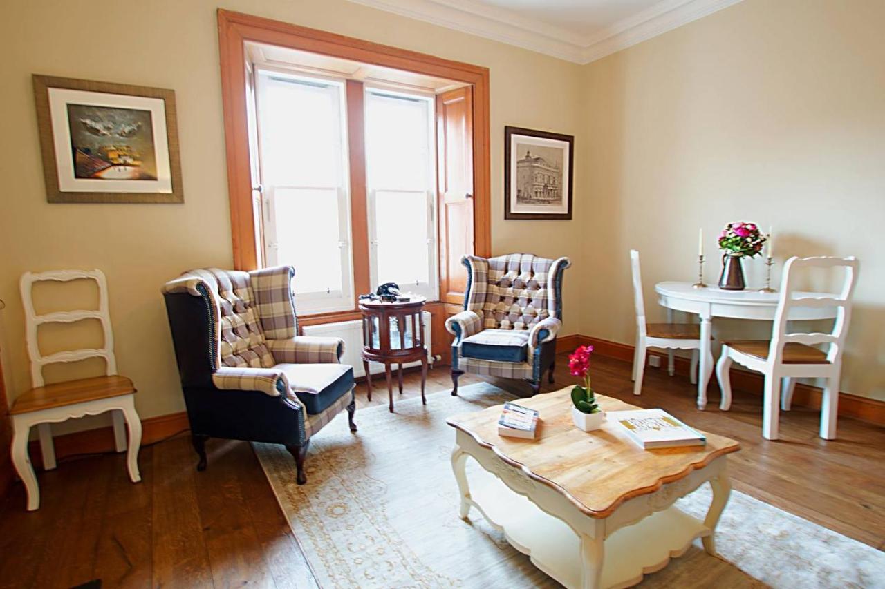Joivy Classic Apt With Castle Views In Old Town Edinburgh Bagian luar foto
