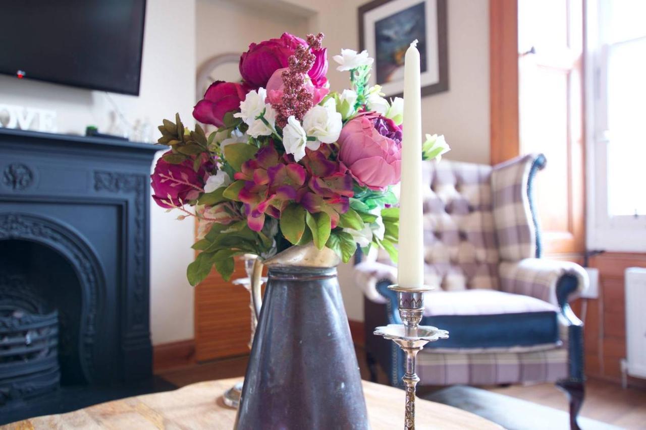 Joivy Classic Apt With Castle Views In Old Town Edinburgh Bagian luar foto