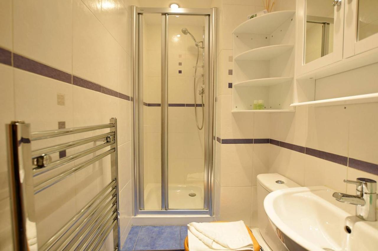 Joivy Classic Apt With Castle Views In Old Town Edinburgh Bagian luar foto